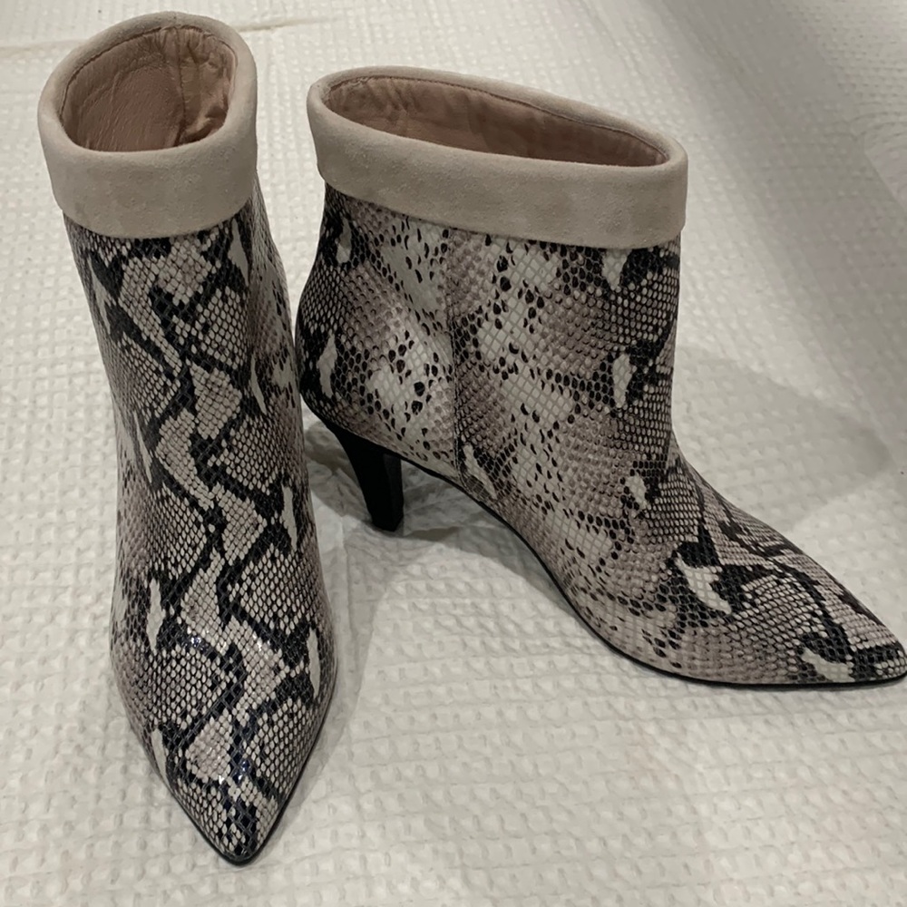 NWOT 24 Gold booties